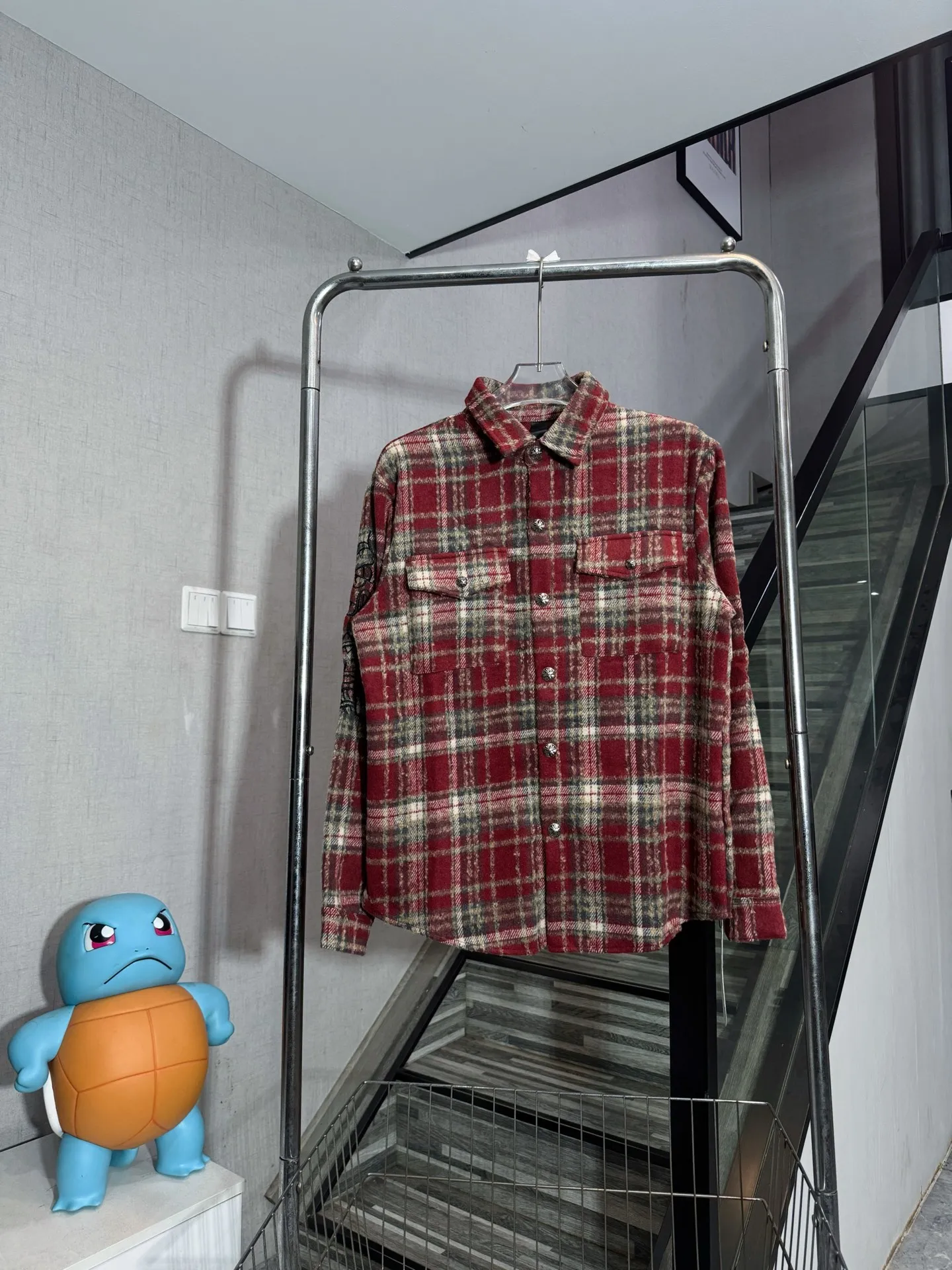 P280 model number: HE395 Chromehearts-Chrome heart wool plaid leather label shirt jacket The fabric is made of 360g high-weight tasseled woolen plaid shirt fabric. The upper body is extremely warm and feels soft and comfortable. It has custom-made original hardware Crow heart cross buttons and a custom-made original cross leather label on the back + heavy embroidery. The embroidery is full and three-dimensional, the overall process is complex, original accessories, factory workmanship, complete with three standards, feel free to buy, Kuaishou Xiaohongshu's popular shirt jacket.  Color: Red/Blue Size: S M L XL